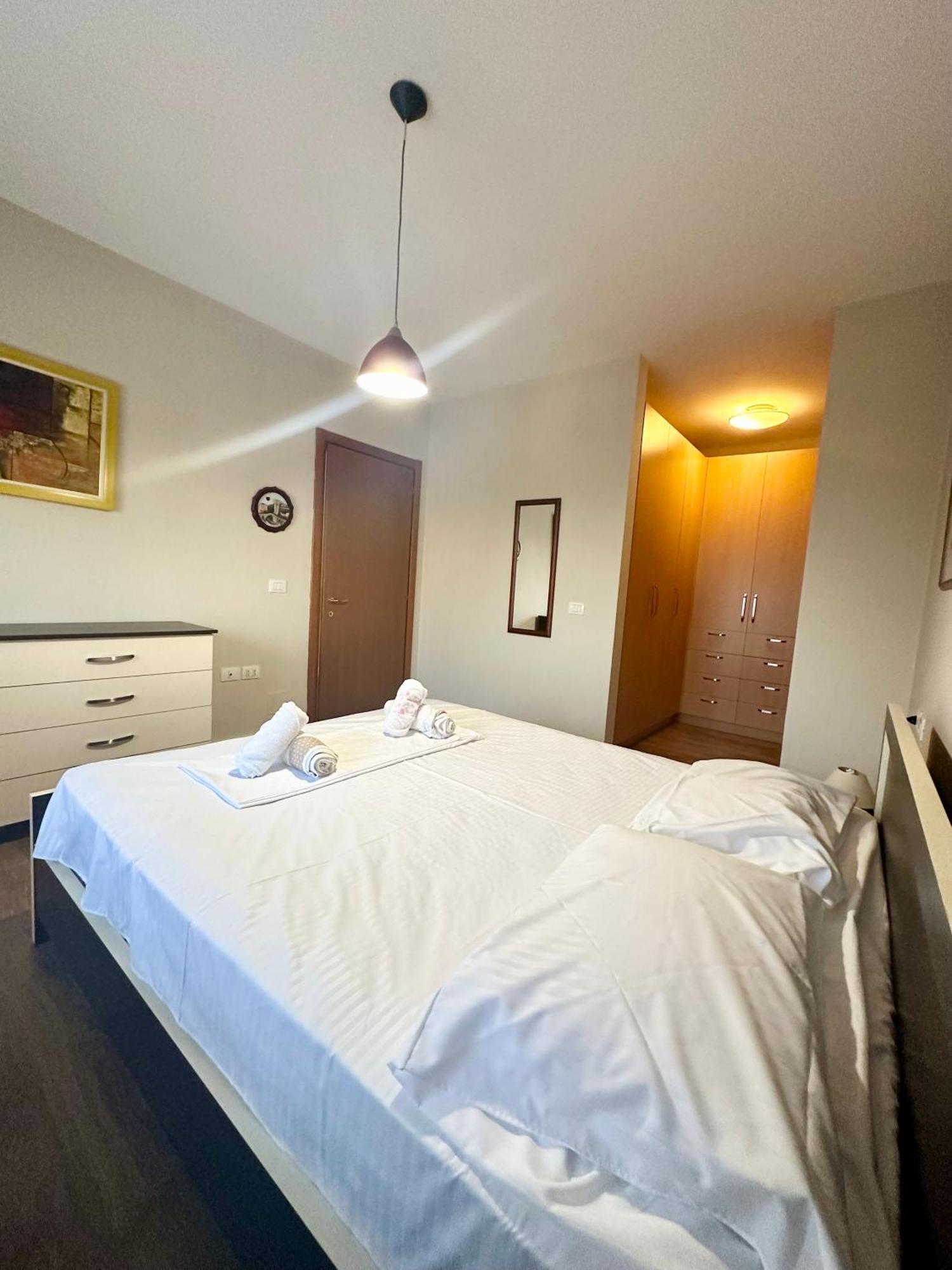 Kk Apartment Air Albania-Centrally Located ティラナ エクステリア 写真